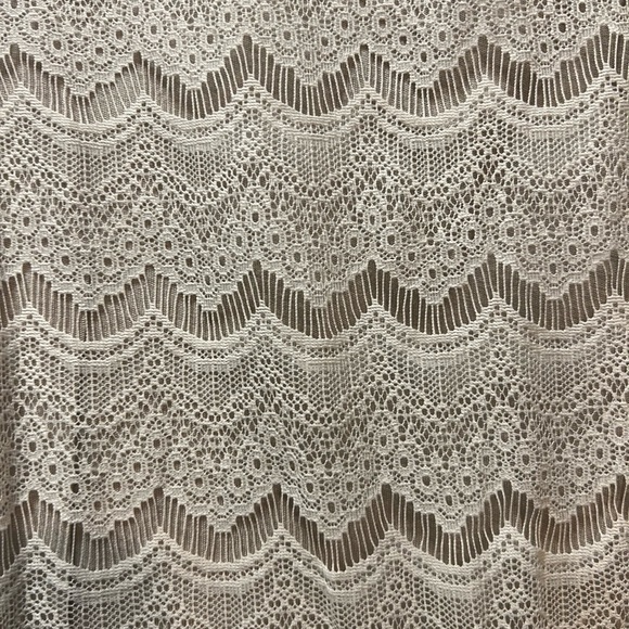 Small Banana Republic Lace Sleeveless Top - Picture 2 of 4